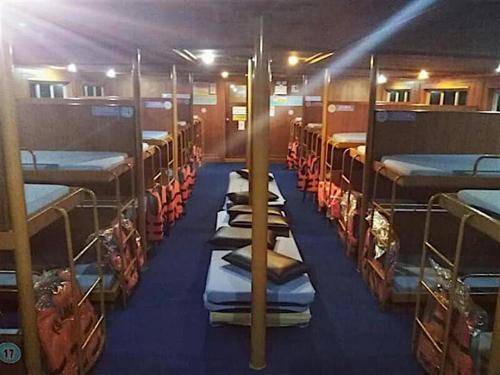 Ban Pa Yang Boat Rental | 32 m² Houseboat ∙ 1 bedroom ∙ 1 guest