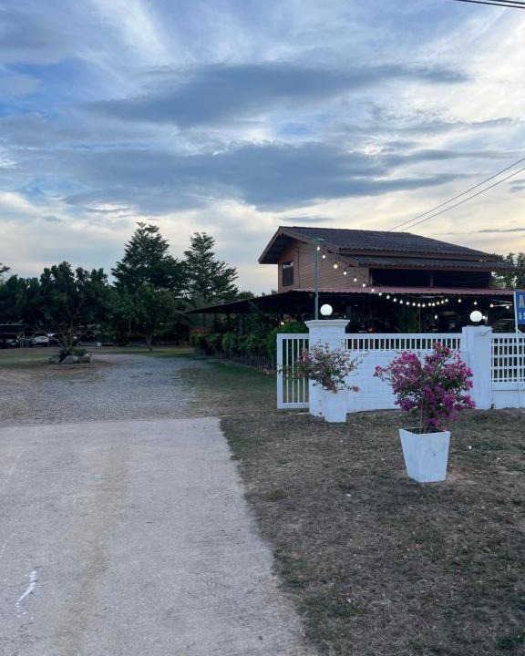 Nikhom Huai Phueng House | AJ Pizza and Steakhouse