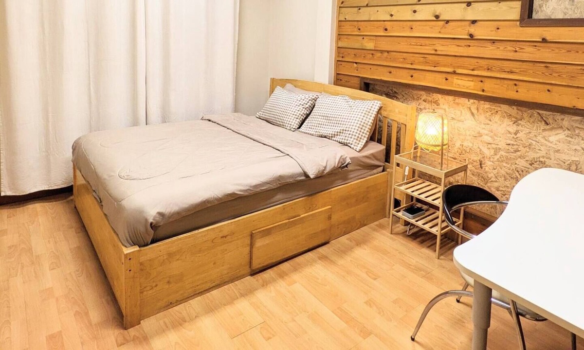 Phlabphla House | All you can need private room with king bed perfect for long stay in Bangkok