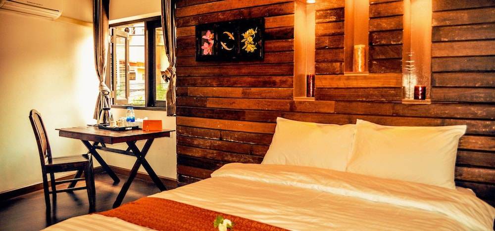 Suan Luang Hostel | Around The World Bed & Breakfast