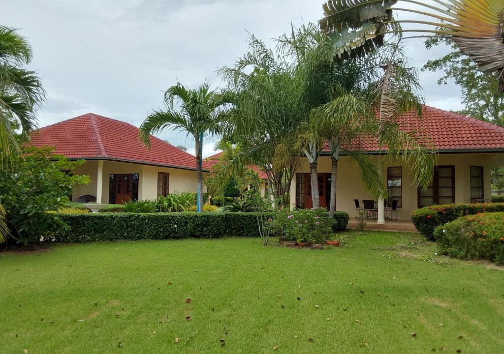 Cha-am House | Beautiful bungalow with shared outdoor pool