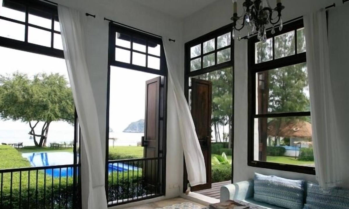 Sam Roi Yot Hotel | Brassiere Beach Resort