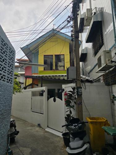 Wang Burapha Phirom House | Carl and Ellie Home