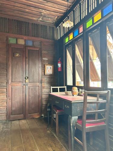 Wat Bowon Niwet House | Chest's Place