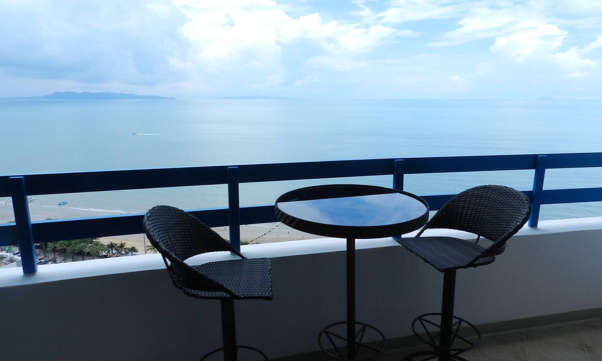 Jomtien Apartment | Jomtaen Plaza Condotel. Front view
