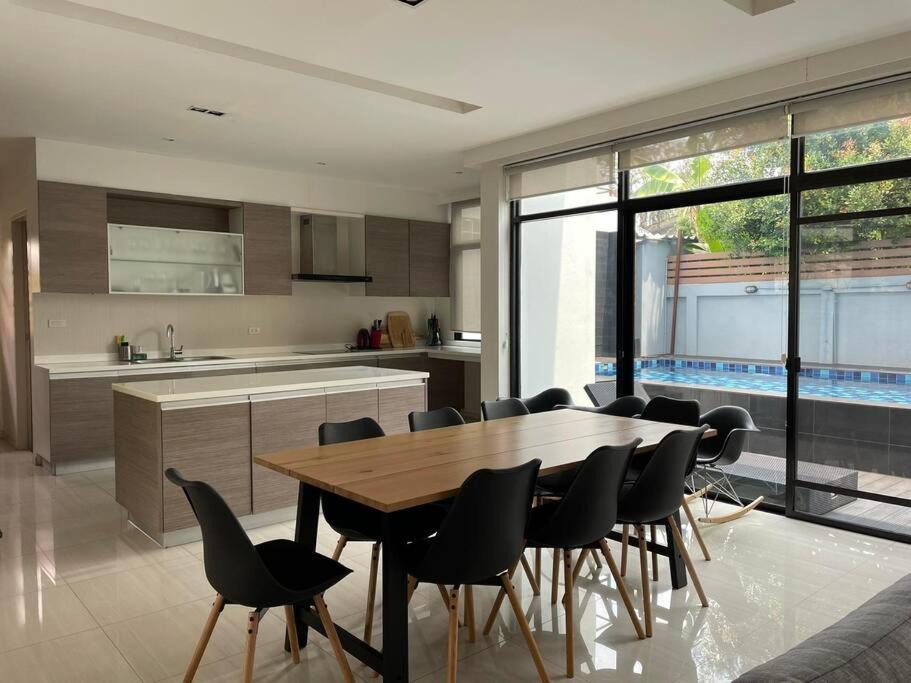 Wattana Villa | Large 4 Bedroom private pool villa ThonglorEkkamai