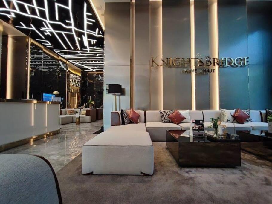 Phra Khanong Nuea Apartment | Luxury Lively Bangkok View Studio Room Next to BTS