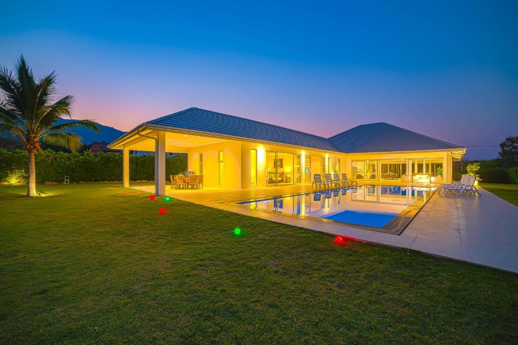 Sam Phraya Villa | Luxury Modern 4 Bedroom Pool Villa PH111