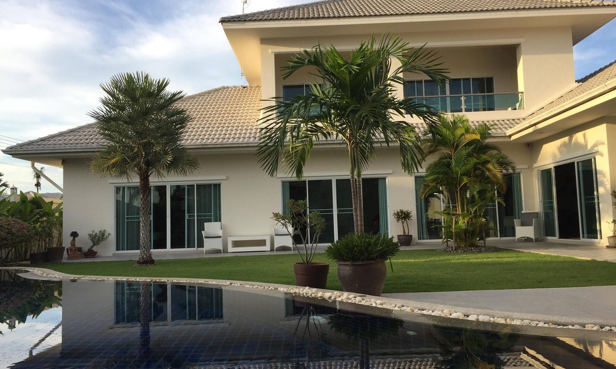 Ban Nong Sadao Villa | Modern luxury villa with large saltwater pool, jacuzzi and tropical garden