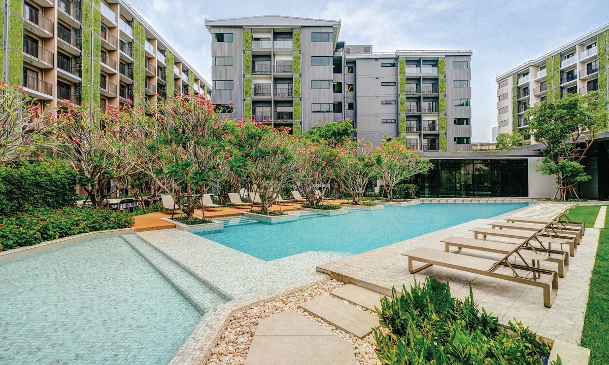 Sathorn Apartment | Pool! For sightseeing, play and food