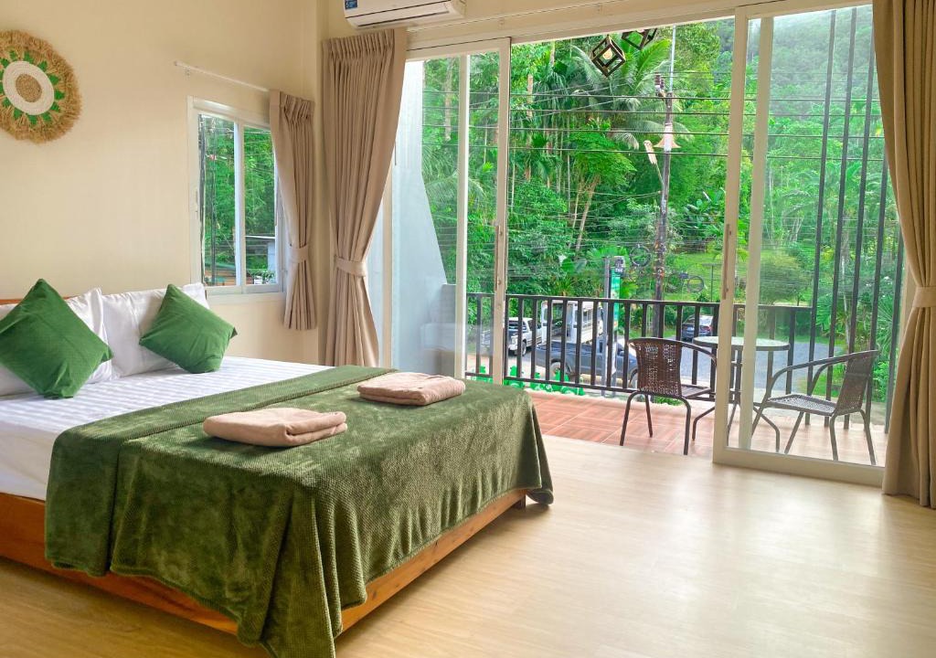 Khlong Sok House | private room with share bathroom at Little wild house Khaosok