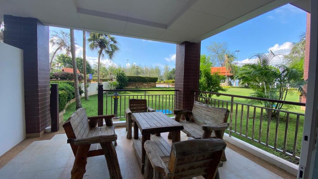 Kram Apartment | Seaview Beachfront Maephim Beach A12 A13