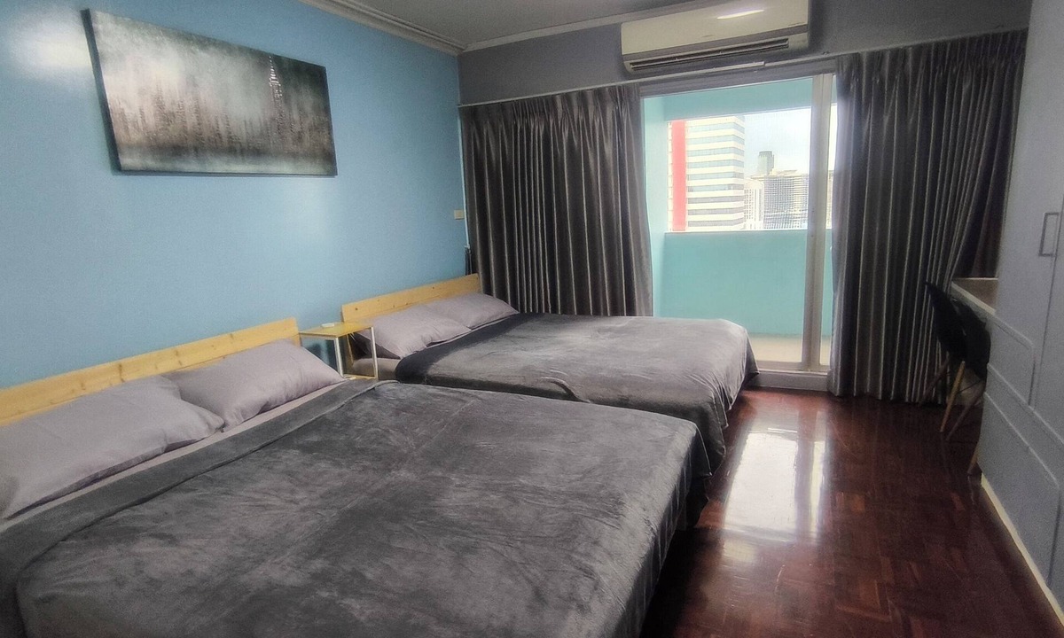 Silom Condo | Silom room with 2 Queen bed for 4 persons, 300 meter from BTS Chongnonsi station