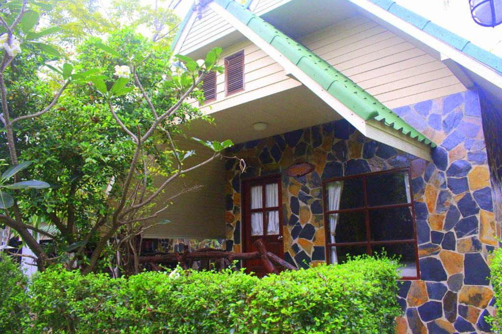 Hat Chao Samran Resort | Squid Resort