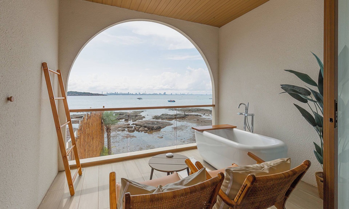 Koh Lan Resort | Tasana Bar and Luxury resort