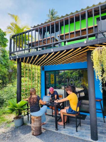 Thong Sala Hostel | The 10 Club Hostel & Bungalow