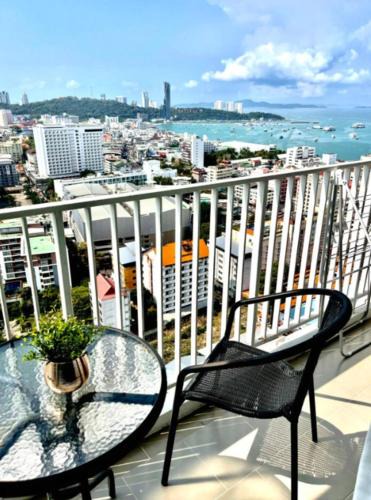 Pattaya Bay Apartment | The BASE Central PATTAYA Long Balcony King-Bed with Infinity Pool & Free Netflix