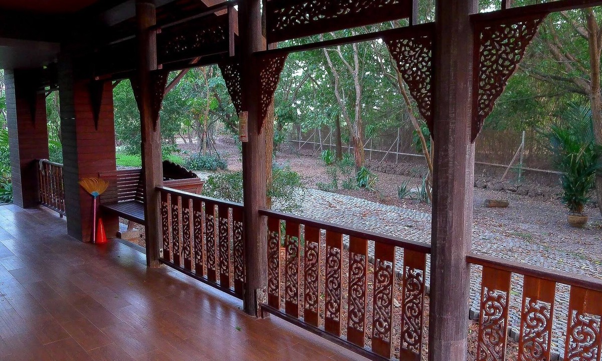 Lat Krabang Villa | Traditional Thai Wood House based Modern Villa Resort w/Garden