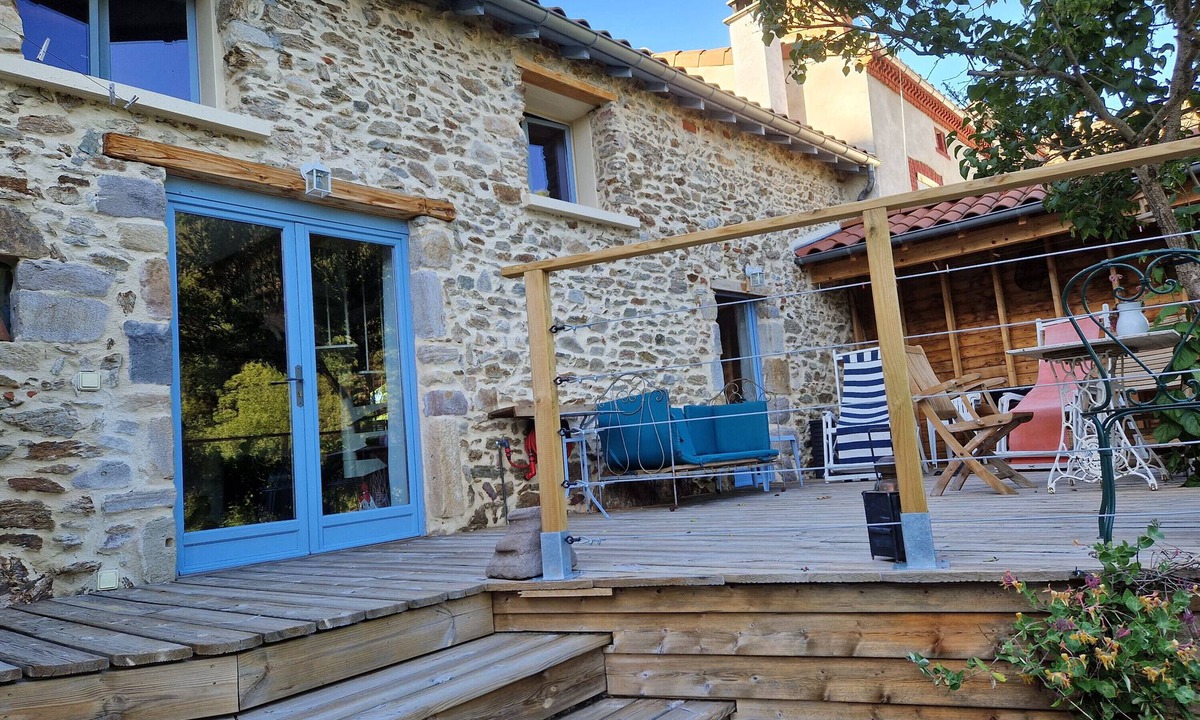 Auzon House | Vacation Home 'La Maison du Vigneron' with Mountain View, Tennis Court & Wi-Fi