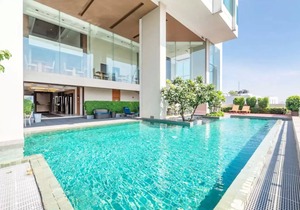 Charming Sky Bay Suite near BTS Phrakanong 简约迷人房近轻轨站 U7