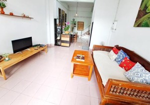 house 1 for 6 paxs whole house 3 beds