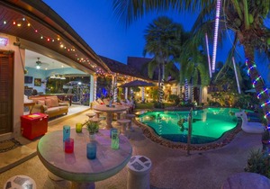 Relaxing Palm Pool Villa, & Tropical Illuminated Garden & Private Swimming Pool.