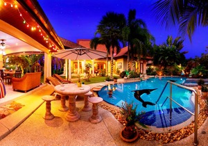 Relaxing Palm Pool Villa, & Tropical Illuminated Garden & Private Swimming Pool.