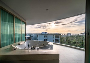 Spacious apartment with jacuzzi and ocean view