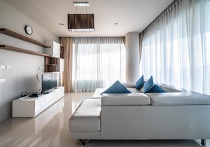 Spacious apartment with jacuzzi and ocean view
