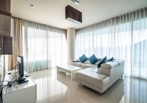 Spacious apartment with jacuzzi and ocean view