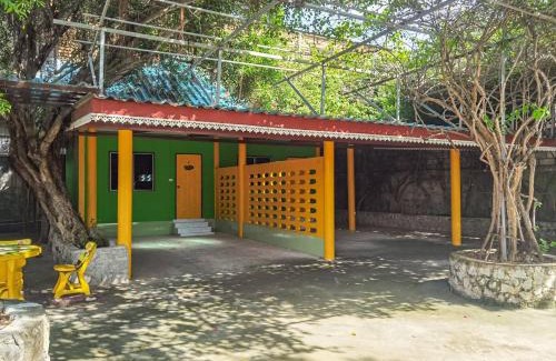 Sattahip Hostel | แฝดสามการ์เด้นท์รีสอร์ท