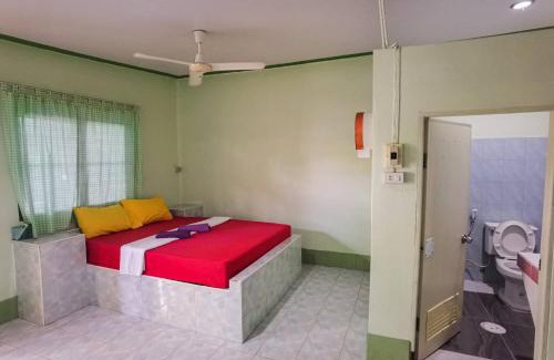 Sattahip Hostel | แฝดสามการ์เด้นท์รีสอร์ท