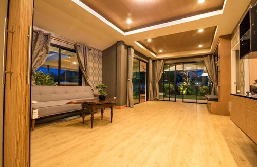 Sattahip House | 150 m² House ∙ 3 bedrooms ∙ 15 guests