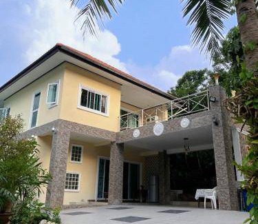 Si Racha Villa | 30 m² Villa ∙ 3 bedrooms ∙ 14 guests