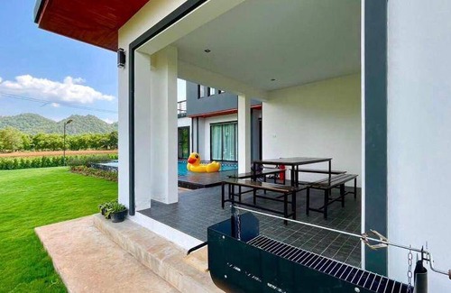 Khanong Phra House | 300 m² House ∙ 4 bedrooms ∙ 12 guests