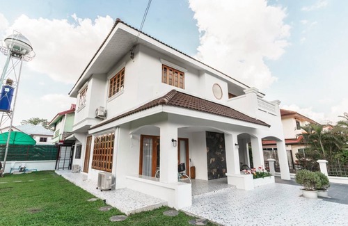 Chaiyasathan House | 330 m² House ∙ 4 bedrooms ∙ 8 guests