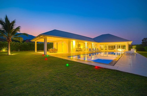 Sam Phraya Villa | 335 m² Villa ∙ 4 bedrooms ∙ 10 guests