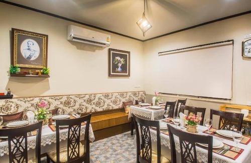 Bang Phlat Hotel | 45 m² Hotel ∙ 9 guests