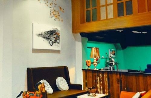 Suan Luang Hostel | Around The World Bed & Breakfast