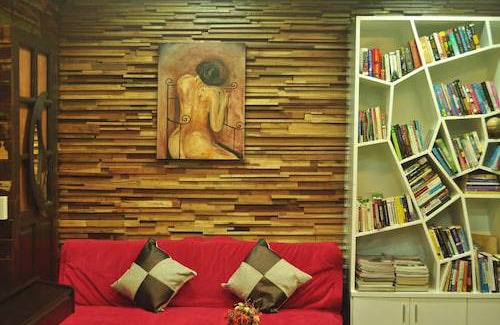 Suan Luang Hostel | Around The World Bed & Breakfast