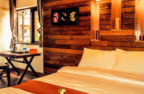 Suan Luang Hostel | Around The World Bed & Breakfast