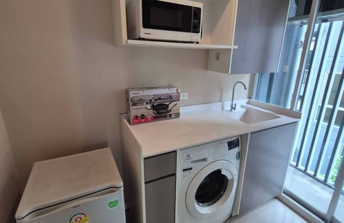 Khlong Toei Condo | Central Bangkok 2-Bedroom Condo with Pool, Gym & Parking – Rama 4