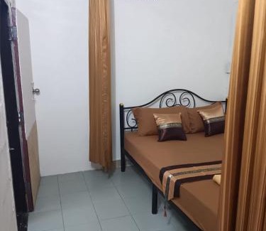 Wua Lai Hostel | Hug Glur House Tour and Hostel
