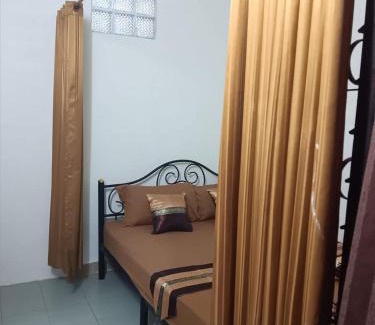 Wua Lai Hostel | Hug Glur House Tour and Hostel