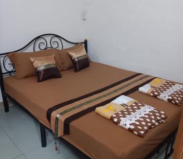 Wua Lai Hostel | Hug Glur House Tour and Hostel
