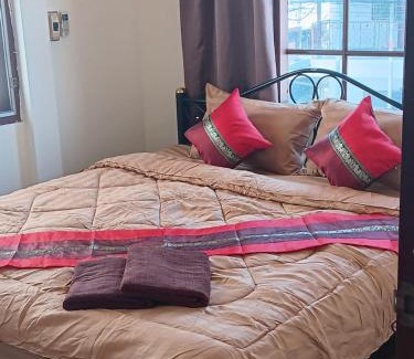 Wua Lai Hostel | Hug Glur House Tour and Hostel