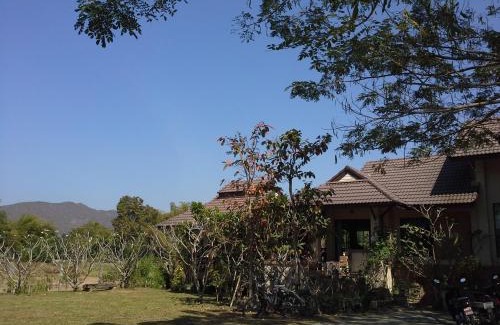 Luang Nuea Bed & Breakfast | Jamjuree Garden