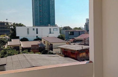 Khlong Tan Nuea Apartment | Lychee Room w balcony Near AirportTrain BTS Sukhumvit 2min walk 7-11