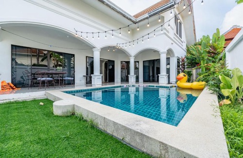 Na Chom Thian Villa | Peacock Beachside
