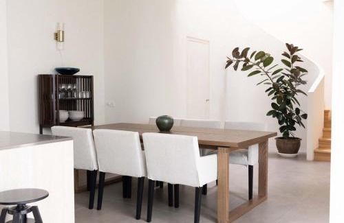 Wua Lai House | Private Contemporary House near Old Town